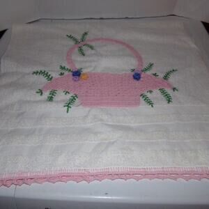 VINTAGE WHITE LARGE TOWEL EMBROIDERED PINK CROCHET FLORAL BASKET 40X22
